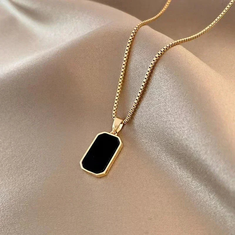 NOIR VÉRITÉ Geometric Gold Pendant