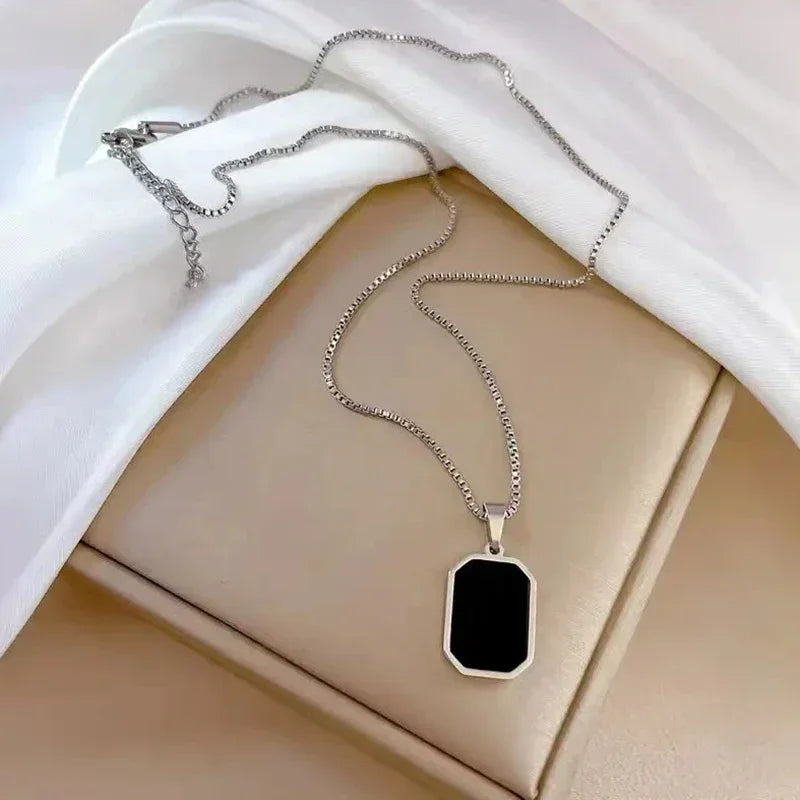 NOIR VÉRITÉ Geometric Gold Pendant