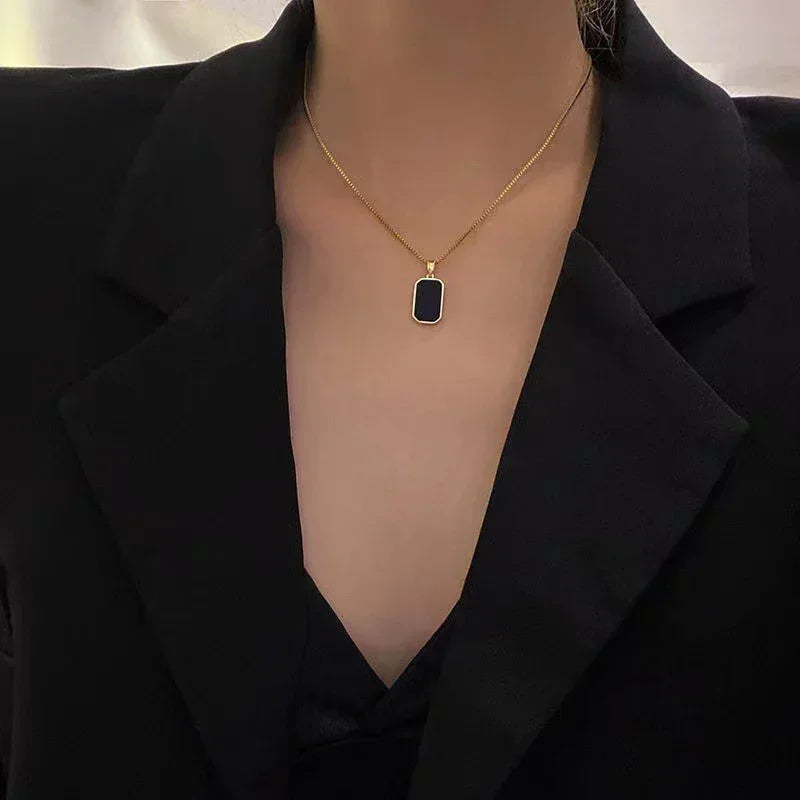 NOIR VÉRITÉ Geometric Gold Pendant