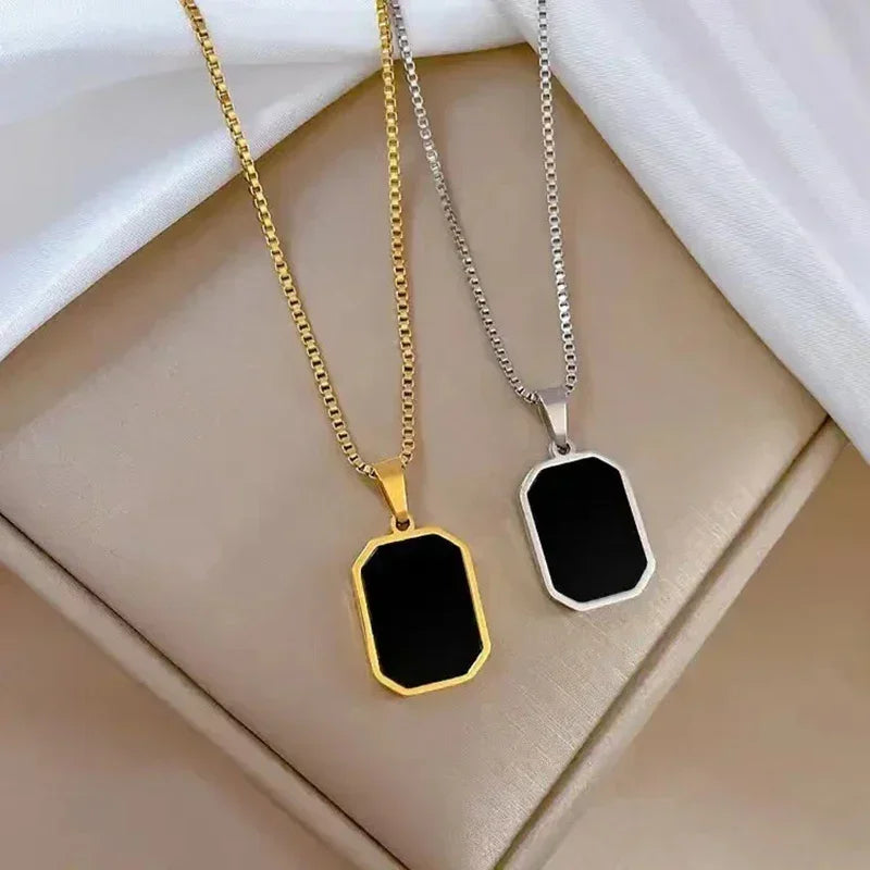 NOIR VÉRITÉ Geometric Gold Pendant