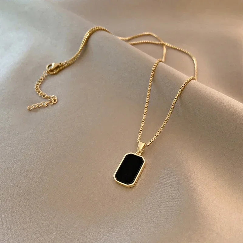 NOIR VÉRITÉ Geometric Gold Pendant