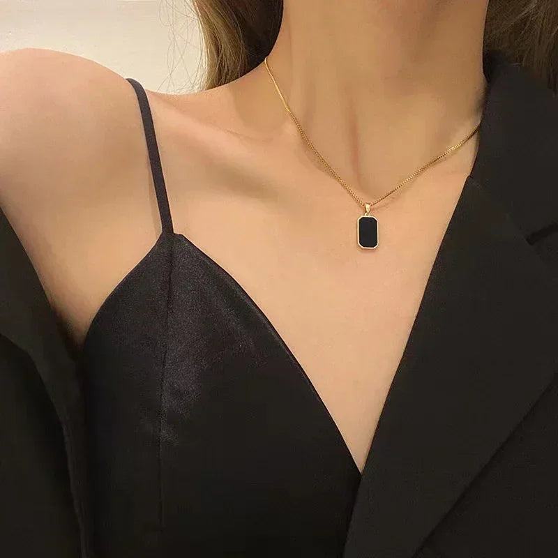 NOIR VÉRITÉ Geometric Gold Pendant